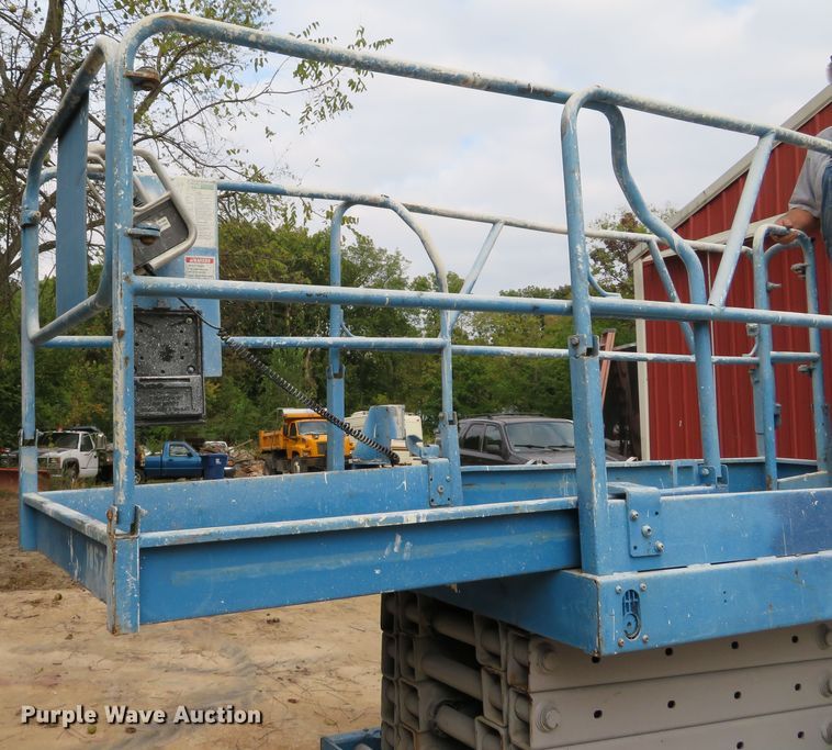 image for item DH1636 2000 Genie GS-3246 scissor lift