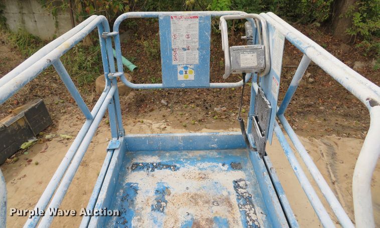 image for item DH1636 2000 Genie GS-3246 scissor lift