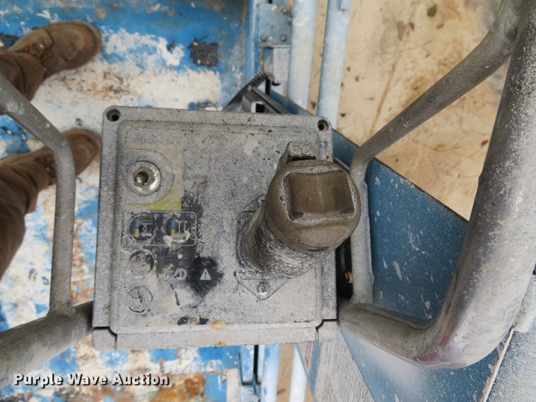 image for item DH1636 2000 Genie GS-3246 scissor lift