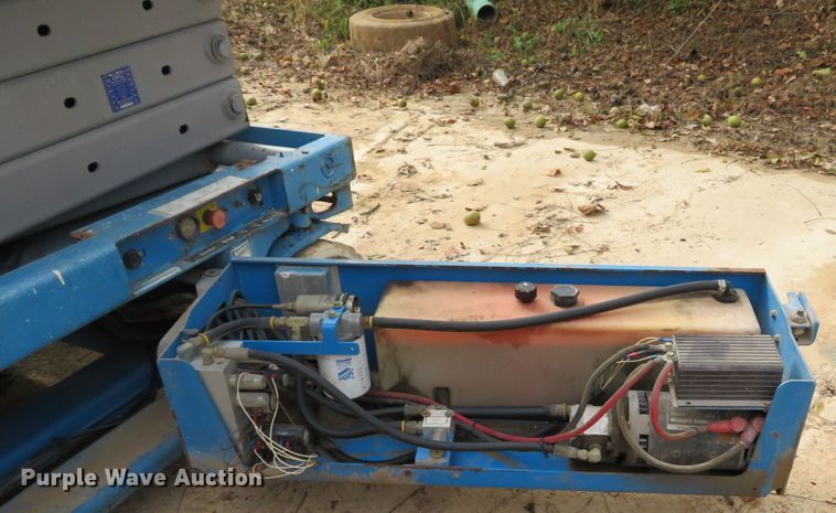 image for item DH1636 2000 Genie GS-3246 scissor lift