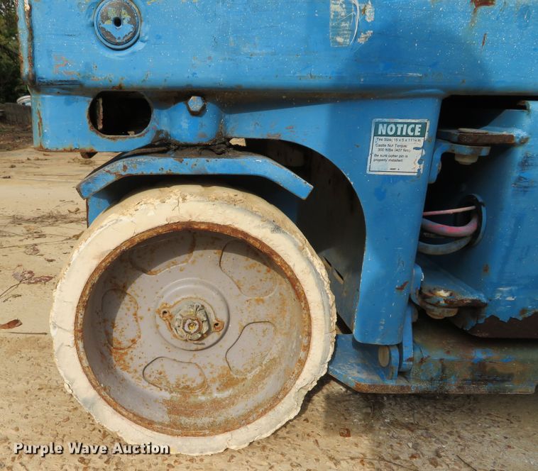 image for item DH1636 2000 Genie GS-3246 scissor lift