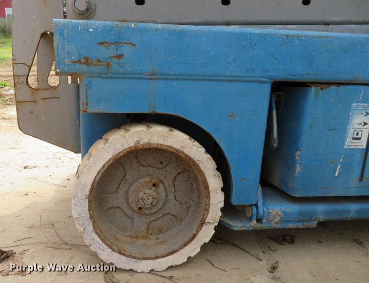 image for item DH1636 2000 Genie GS-3246 scissor lift