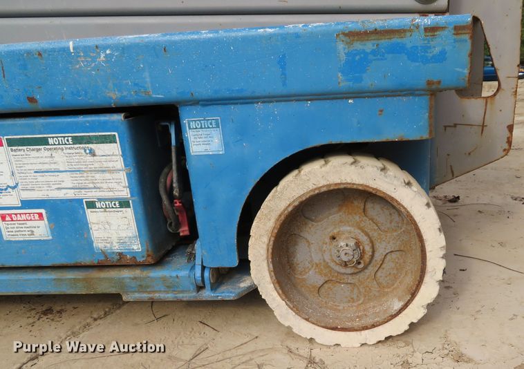 image for item DH1636 2000 Genie GS-3246 scissor lift