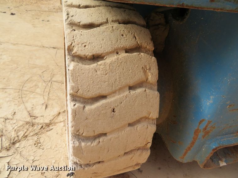 image for item DH1636 2000 Genie GS-3246 scissor lift