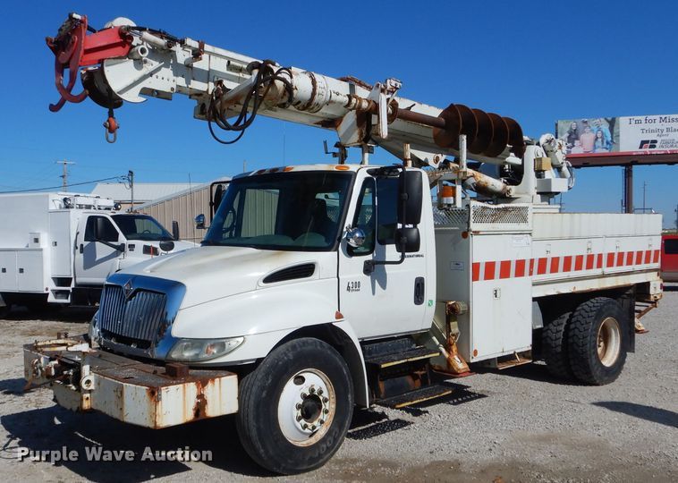 image for item DH6238 2002 International 4300 digger derrick truck