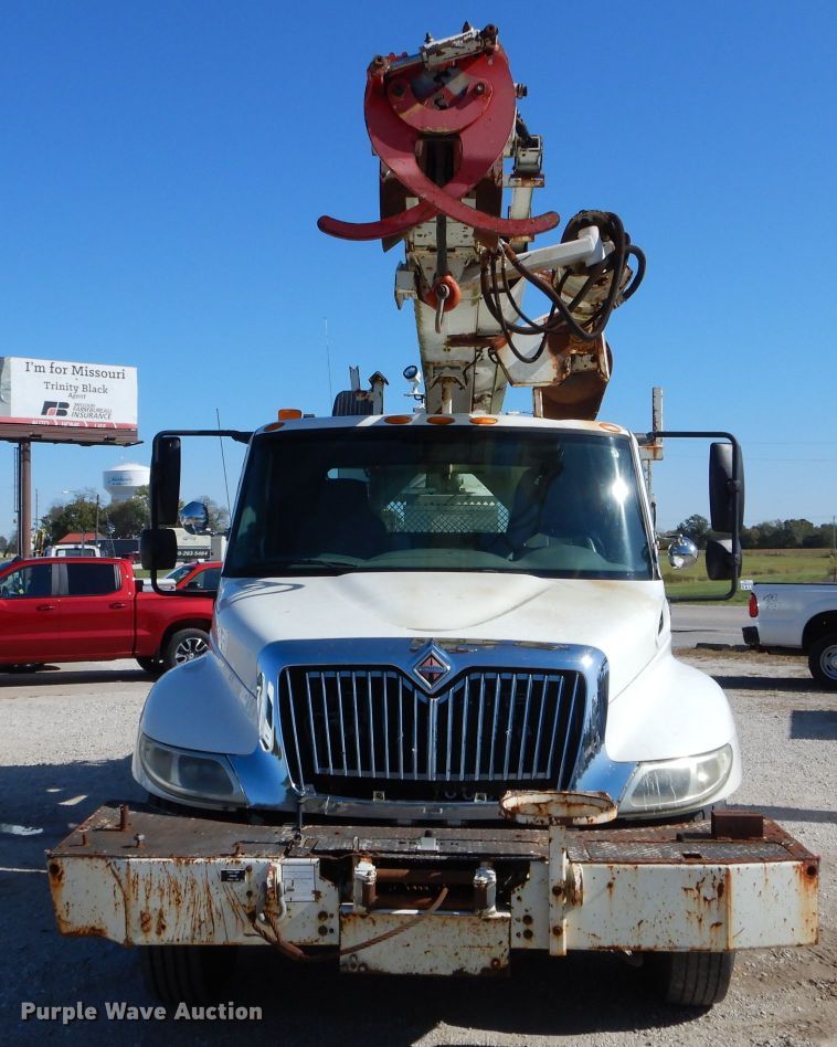 image for item DH6238 2002 International 4300 digger derrick truck