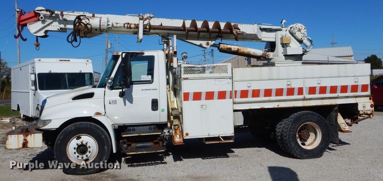 image for item DH6238 2002 International 4300 digger derrick truck