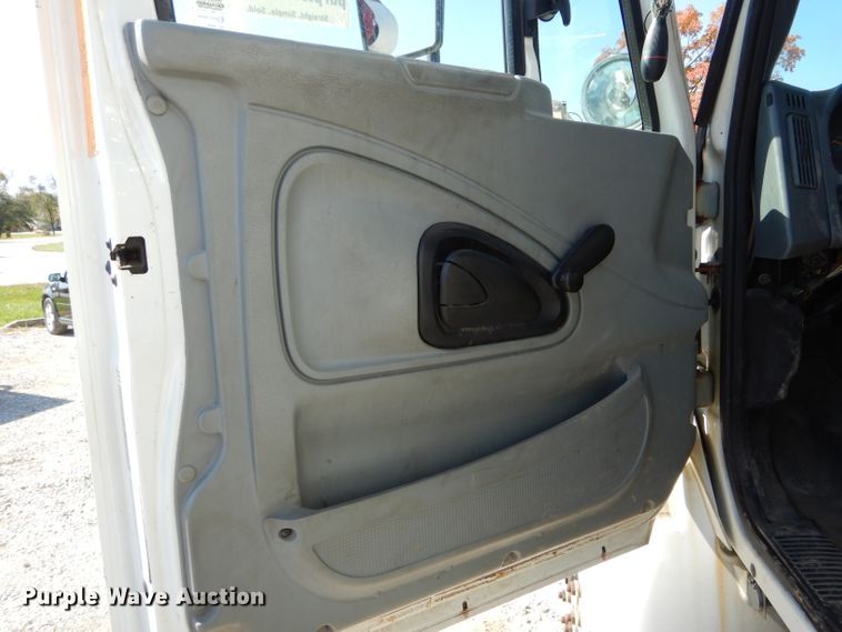 image for item DH6238 2002 International 4300 digger derrick truck