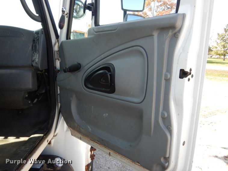 image for item DH6238 2002 International 4300 digger derrick truck