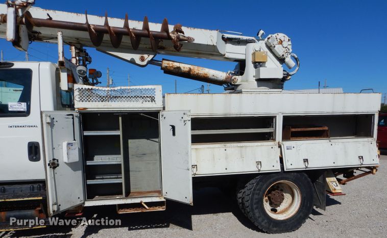 image for item DH6238 2002 International 4300 digger derrick truck