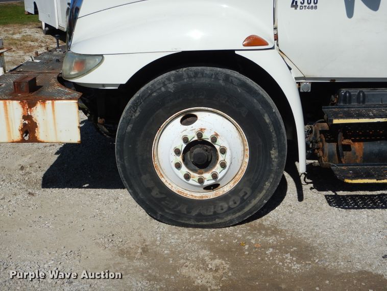 image for item DH6238 2002 International 4300 digger derrick truck