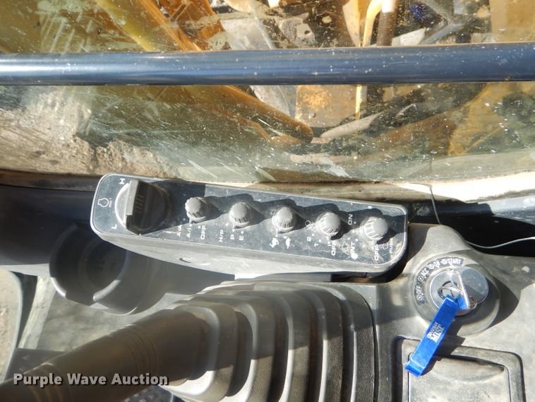 image for item EY9276 2005 John Deere 270C LC excavator