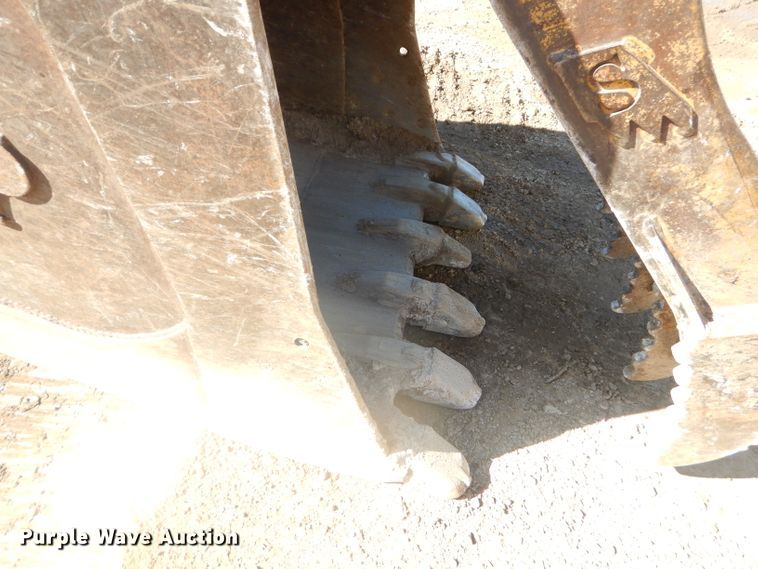 image for item EY9276 2005 John Deere 270C LC excavator