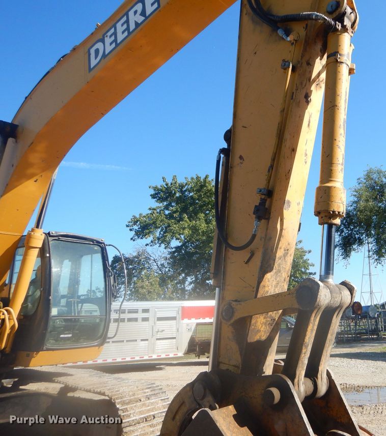 image for item EY9276 2005 John Deere 270C LC excavator