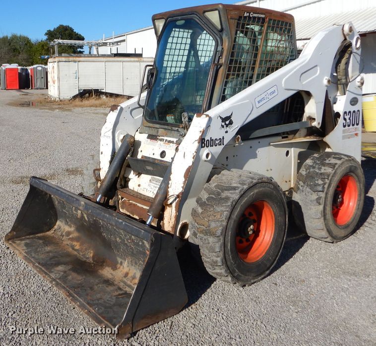 image for item EY9389 2004 Bobcat S300 skid steer