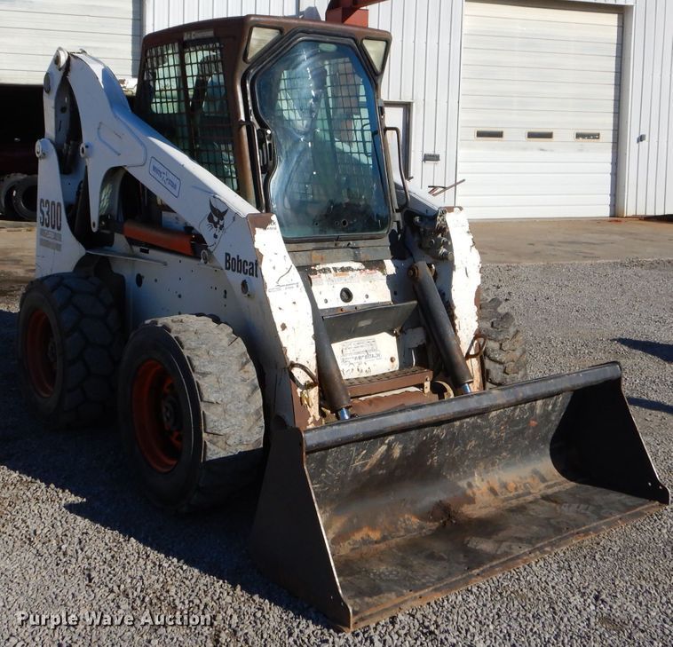 image for item EY9389 2004 Bobcat S300 skid steer