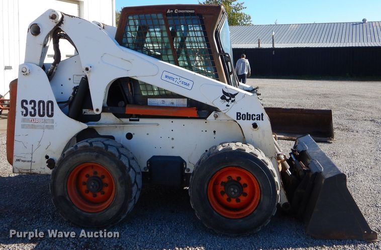 image for item EY9389 2004 Bobcat S300 skid steer