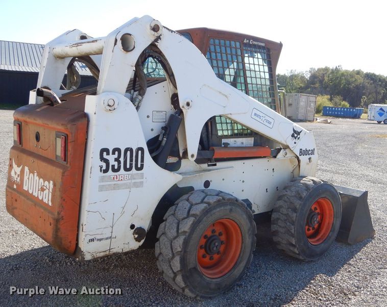 image for item EY9389 2004 Bobcat S300 skid steer