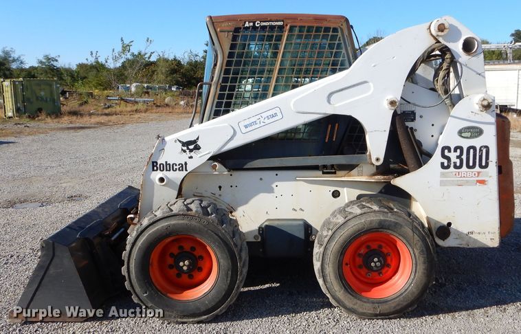 image for item EY9389 2004 Bobcat S300 skid steer
