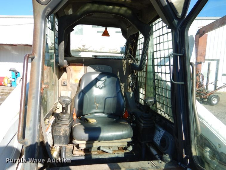 image for item EY9389 2004 Bobcat S300 skid steer