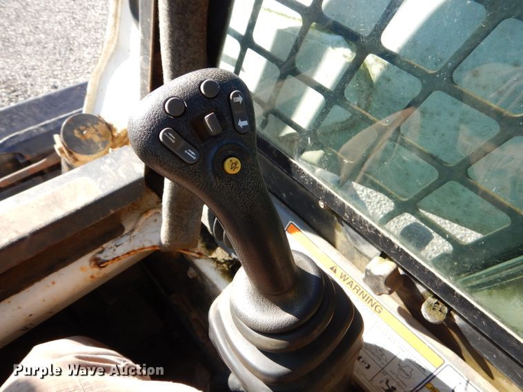 image for item EY9389 2004 Bobcat S300 skid steer