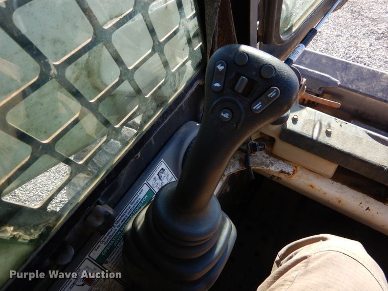 image for item EY9389 2004 Bobcat S300 skid steer