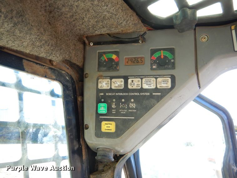 image for item EY9389 2004 Bobcat S300 skid steer