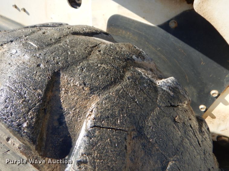 image for item EY9389 2004 Bobcat S300 skid steer