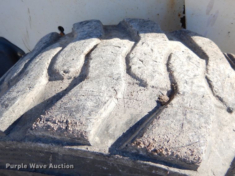 image for item EY9389 2004 Bobcat S300 skid steer