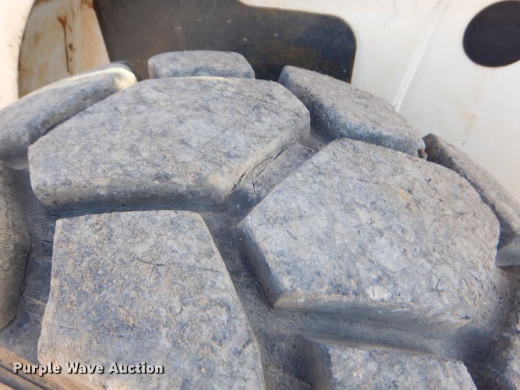 image for item EY9389 2004 Bobcat S300 skid steer