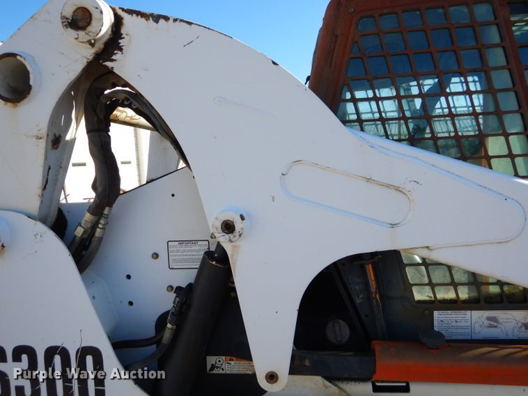 image for item EY9389 2004 Bobcat S300 skid steer