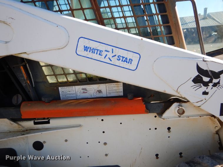 image for item EY9389 2004 Bobcat S300 skid steer