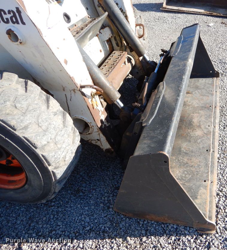 image for item EY9389 2004 Bobcat S300 skid steer