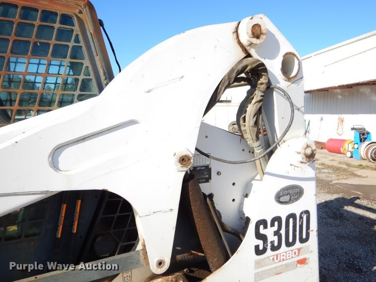 image for item EY9389 2004 Bobcat S300 skid steer