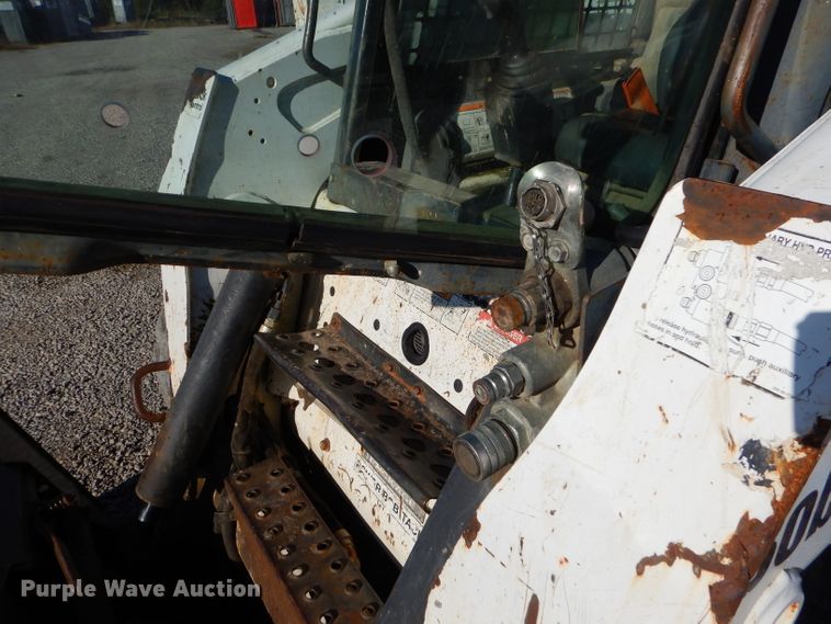 image for item EY9389 2004 Bobcat S300 skid steer