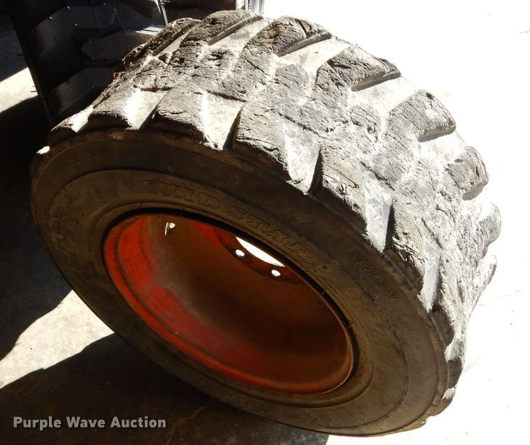 image for item EY9389 2004 Bobcat S300 skid steer