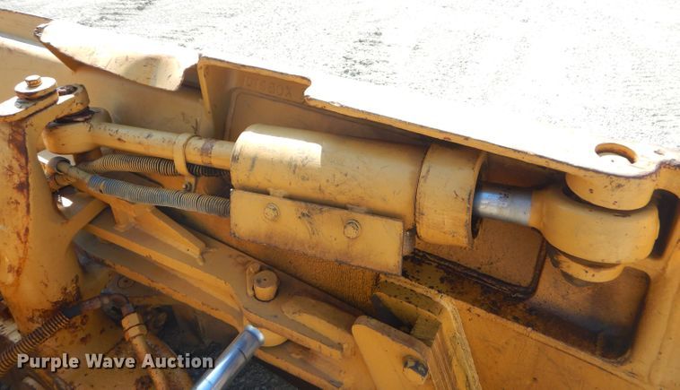 image for item FC9991 1987 Caterpillar D4H dozer