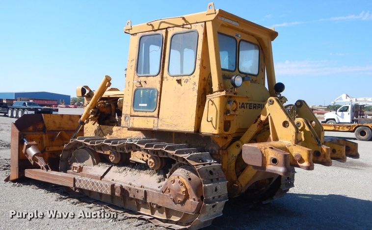 image for item FC9992 1976 Caterpillar D5 dozer