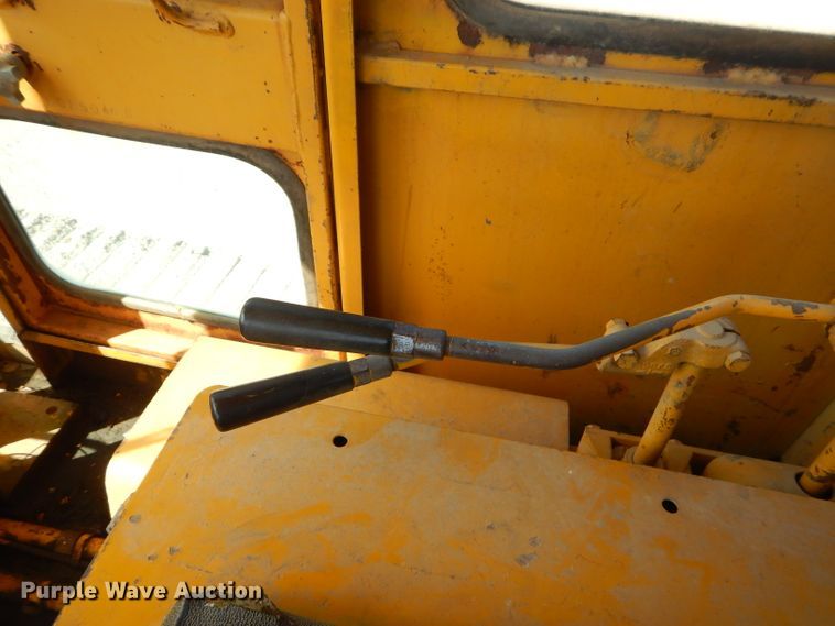 image for item FC9992 1976 Caterpillar D5 dozer