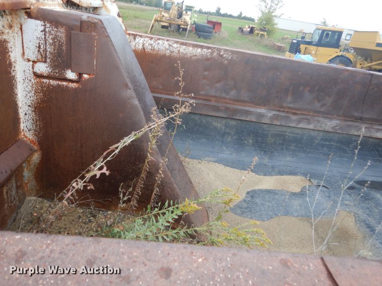 image for item FU9632 1990 Mack CH613 dump truck