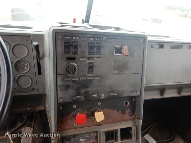 image for item FU9632 1990 Mack CH613 dump truck