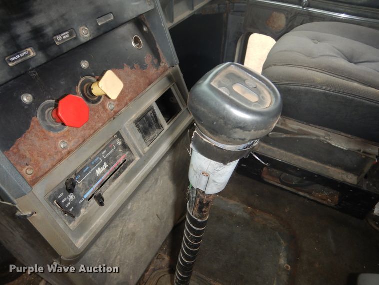 image for item FU9632 1990 Mack CH613 dump truck