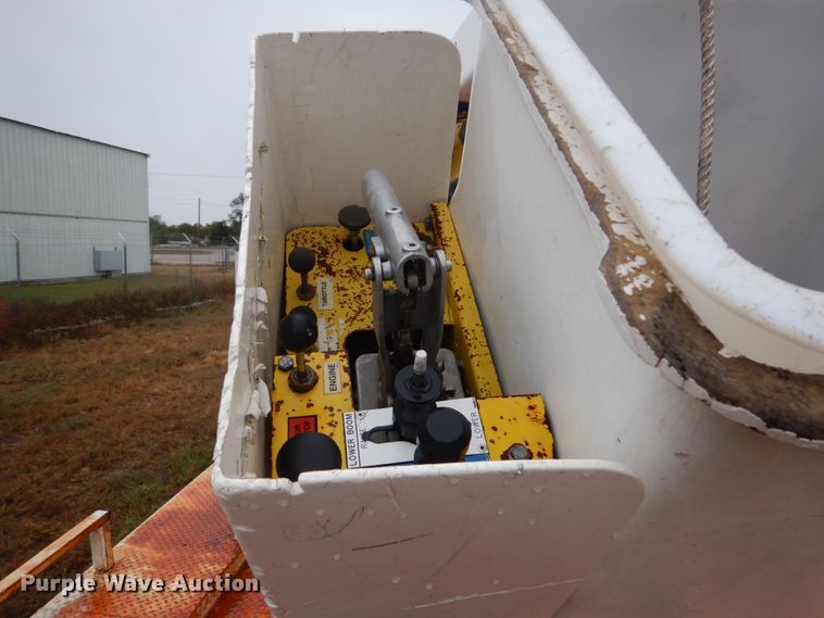 image for item FU9728 1999 Ford F450 Super Duty bucket truck