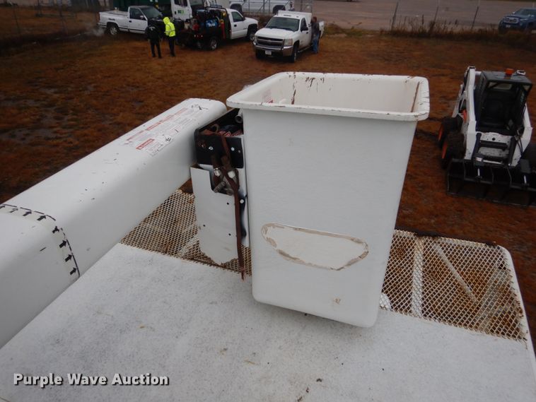 image for item FU9730 1999 GMC C7500 bucket truck