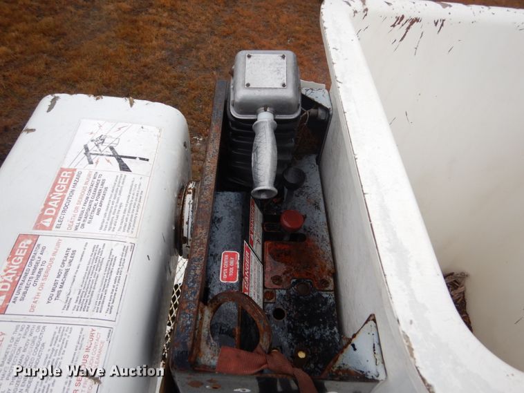 image for item FU9730 1999 GMC C7500 bucket truck