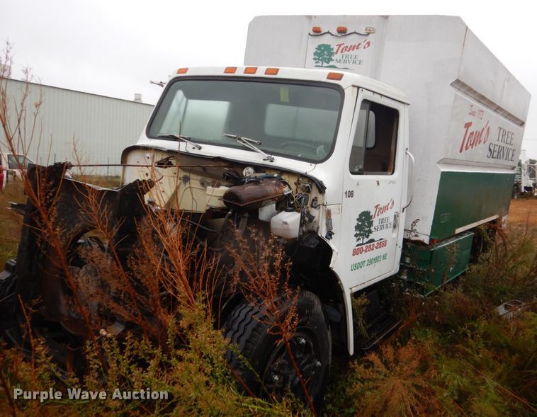 image for item FU9733 1986 International 1600 chipper bed truck