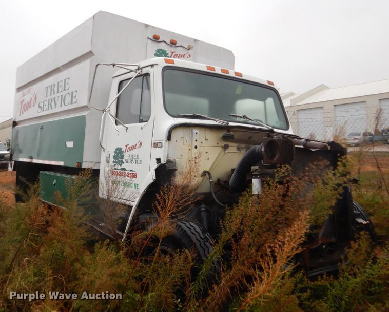 image for item FU9733 1986 International 1600 chipper bed truck