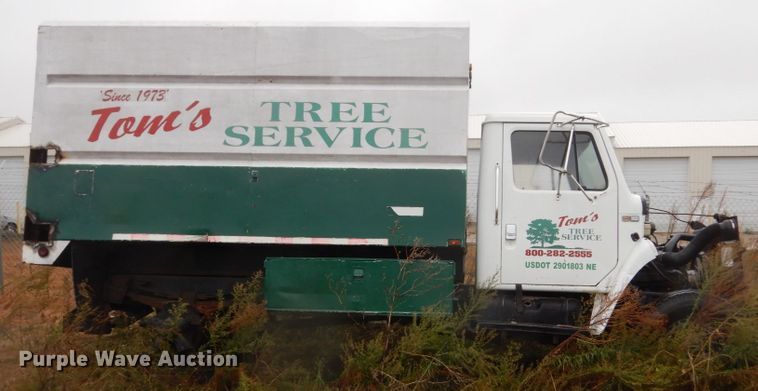 image for item FU9733 1986 International 1600 chipper bed truck