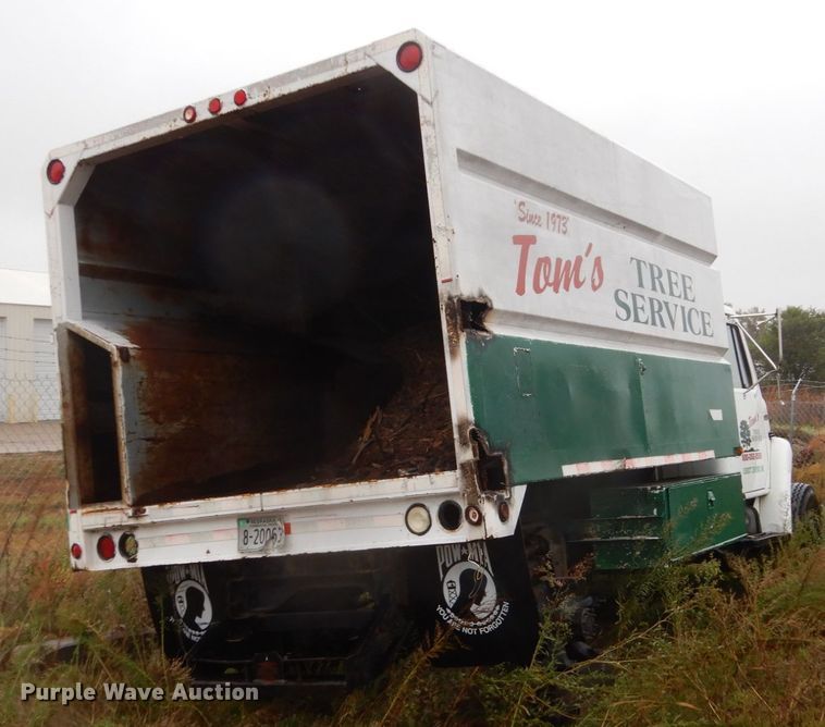 image for item FU9733 1986 International 1600 chipper bed truck