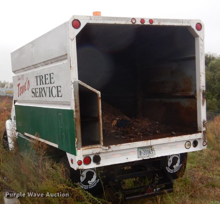 image for item FU9733 1986 International 1600 chipper bed truck